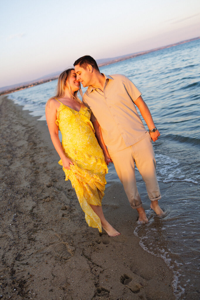 Ηρεμία, φως και συναίσθημα σε μια pre wedding στιγμή που δεν χρειάζεται σκηνοθεσία
