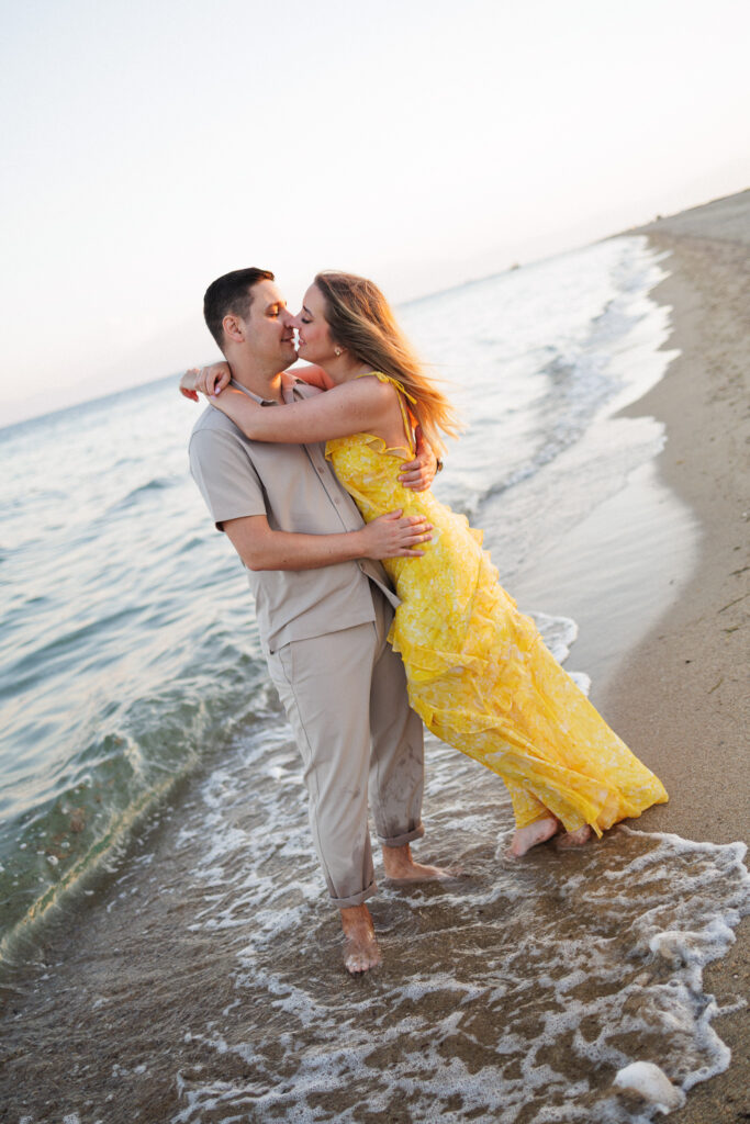 Ηρεμία, φως και συναίσθημα σε μια pre wedding στιγμή που δεν χρειάζεται σκηνοθεσία