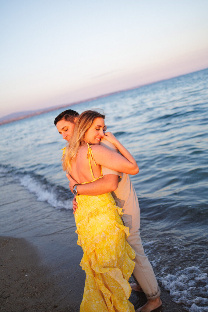 Ηρεμία, φως και συναίσθημα σε μια pre wedding στιγμή που δεν χρειάζεται σκηνοθεσία
