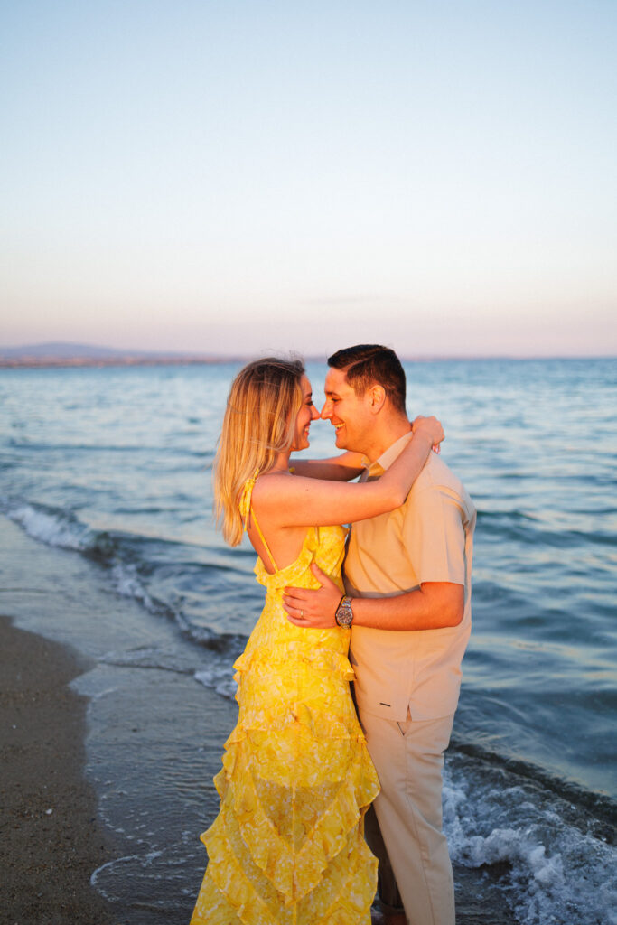 Ηρεμία, φως και συναίσθημα σε μια pre wedding στιγμή που δεν χρειάζεται σκηνοθεσία
