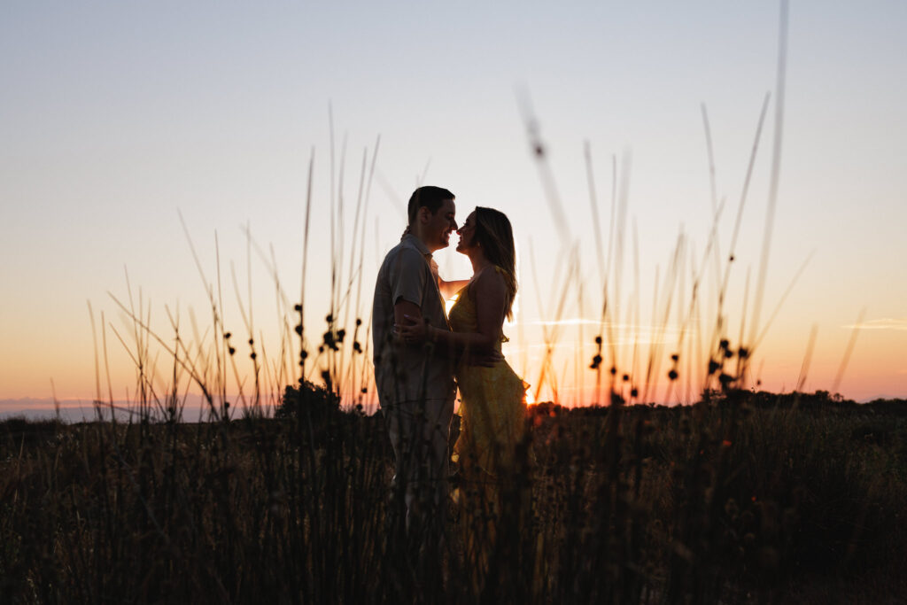 Ηρεμία, φως και συναίσθημα σε μια pre wedding στιγμή που δεν χρειάζεται σκηνοθεσία