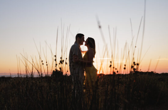 Ηρεμία, φως και συναίσθημα σε μια pre wedding στιγμή που δεν χρειάζεται σκηνοθεσία