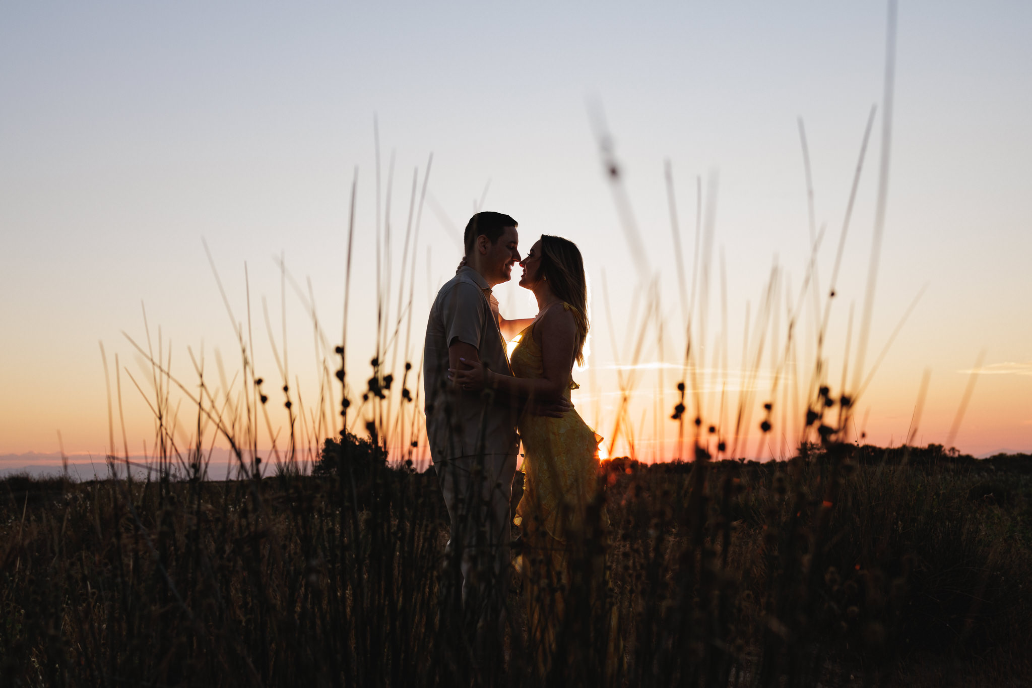 Ηρεμία, φως και συναίσθημα σε μια pre wedding στιγμή που δεν χρειάζεται σκηνοθεσία