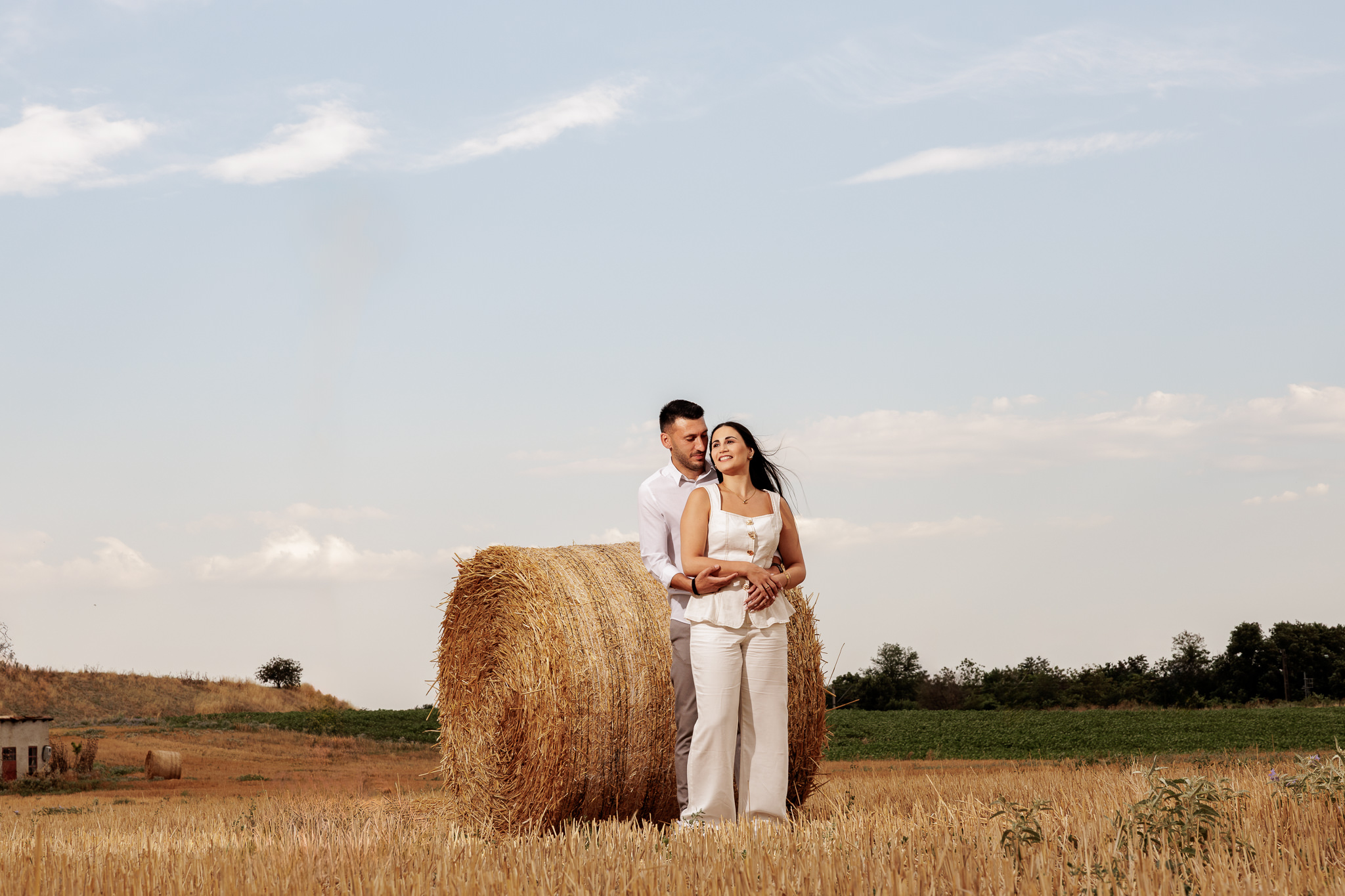Pre wedding φωτογράφιση στην ύπαιθρο με ρομαντική και φυσική αισθητική.