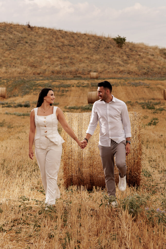 Pre wedding φωτογράφιση στην ύπαιθρο με ρομαντική και φυσική αισθητική.
