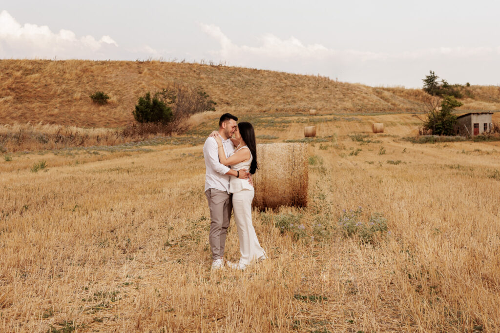 Pre wedding φωτογράφιση στην ύπαιθρο με ρομαντική και φυσική αισθητική.
