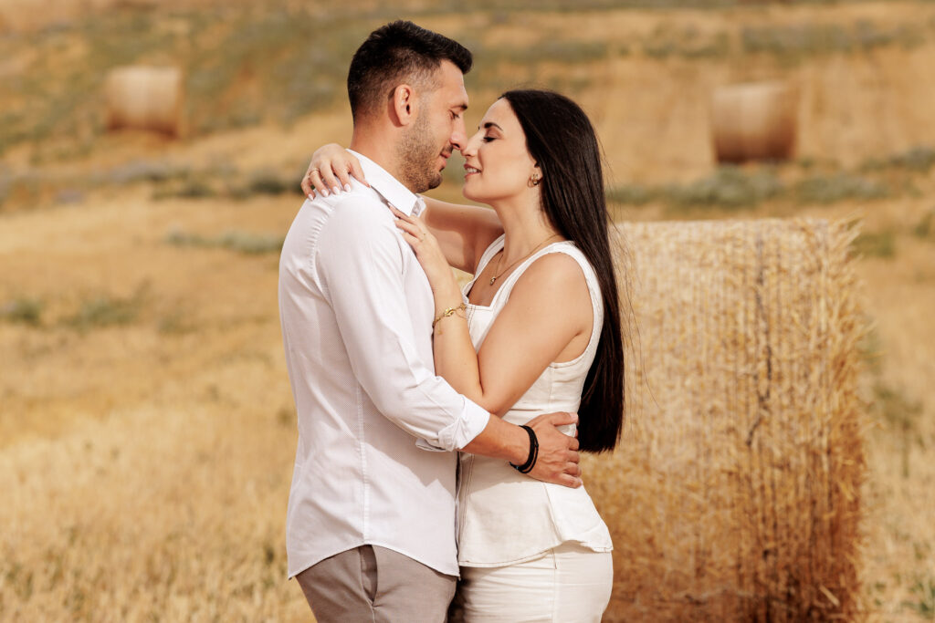 Pre wedding φωτογράφιση του Βασίλη και της Γωγώς σε φυσικό τοπίο από φωτογράφο γάμου.