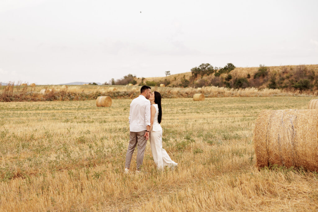 Pre wedding φωτογράφιση του Βασίλη και της Γωγώς σε φυσικό τοπίο από φωτογράφο γάμου.