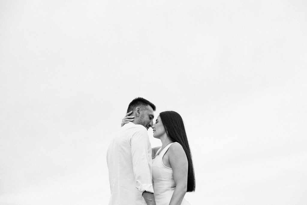 Pre wedding φωτογράφιση του Βασίλη και της Γωγώς σε φυσικό τοπίο από φωτογράφο γάμου.