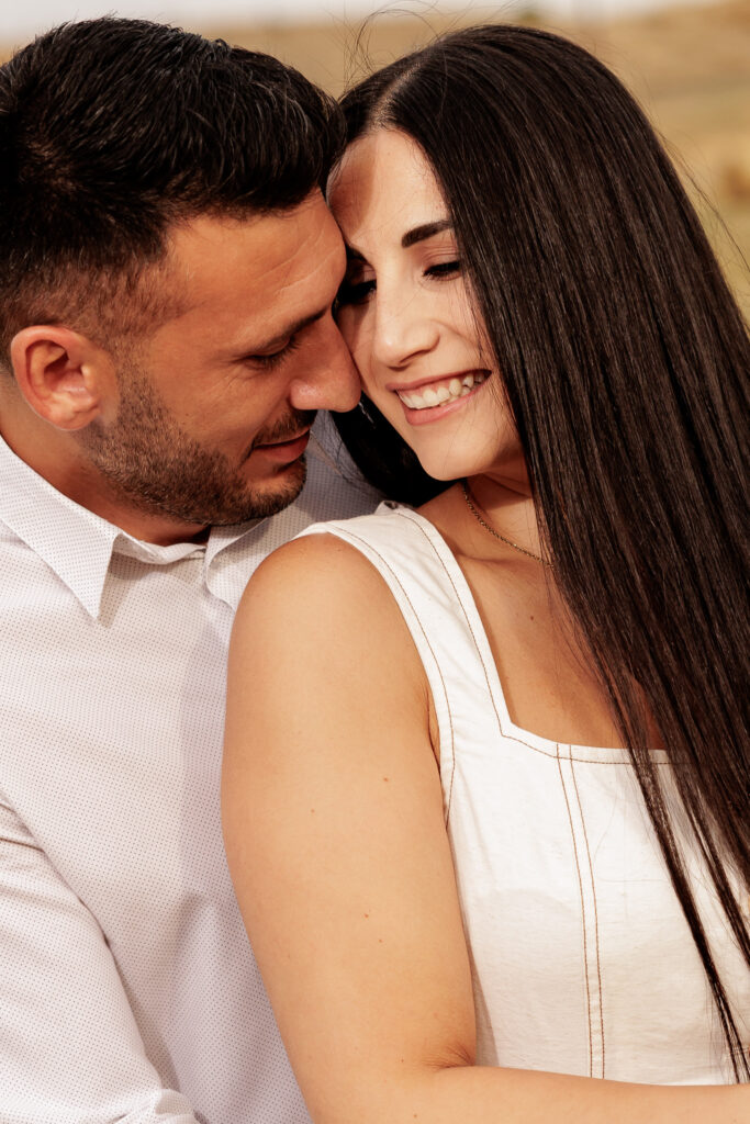 Ζευγάρι αγκαλιασμένο σε pre wedding φωτογράφιση με φυσικό φως από φωτογράφο γάμου.