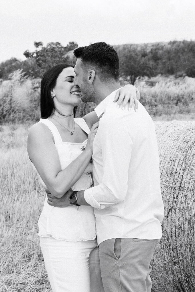 Ζευγάρι αγκαλιασμένο σε pre wedding φωτογράφιση με φυσικό φως από φωτογράφο γάμου.