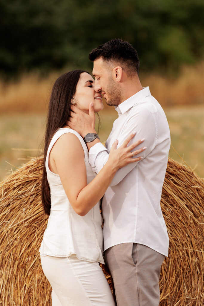 Φυσική και αυθεντική pre wedding φωτογράφιση ζευγαριού από φωτογράφο γάμου.